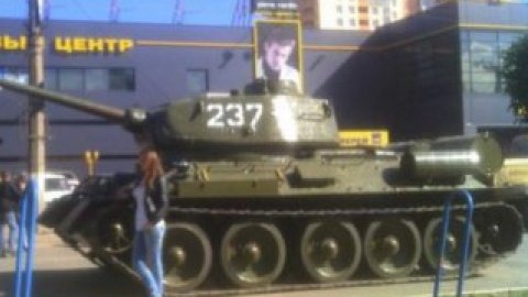 Луганчане уже вовсю начали фотографироваться с танком.