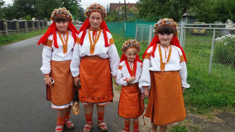 Колоритні діти Космача. Фото: facebook.com/oksana.kosmina