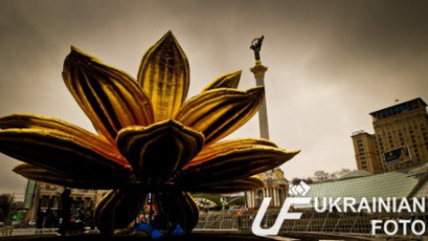На Майдане установили 10-метровый лотос