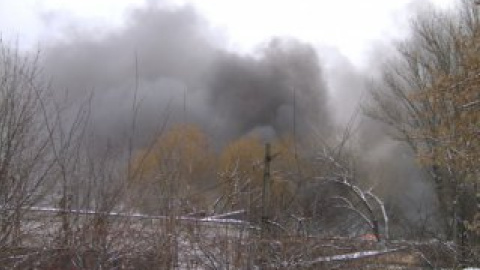 Пожар на заводе начался около 8:00.