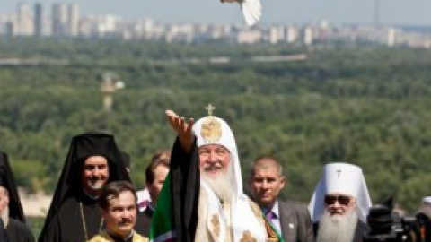 Присутствовавшие верующие встречали Кирилла возгласами: "Наш патриарх - Кирилл!"