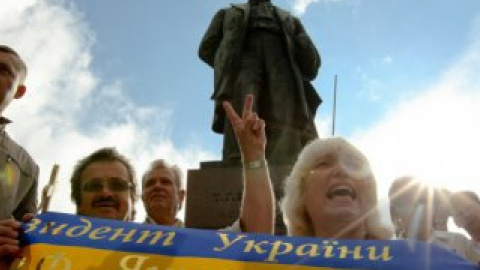 Галина Швидкая с отрезанным куском ленты Януковича.