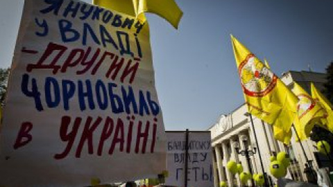 Они расположились за забором с правой стороны здания парламента.