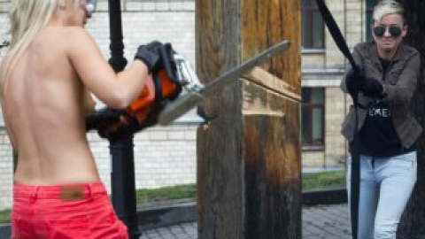 Femen выразили солидарность с Pussy Riot в спорный способ.