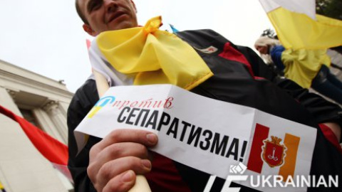 Под Радой требуют решительных действий против сепаратистов