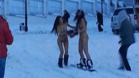 Две полностью голые девушки прокатились на борде по Андреевскому спуску