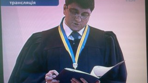 Киреев зачитывает приговор Тимошенко.