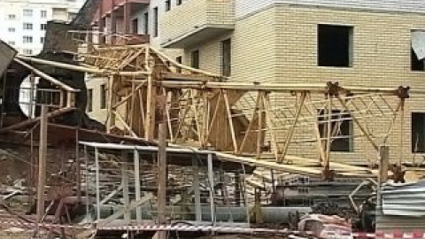 Строительный кран упал на жилой дом строительного крана.