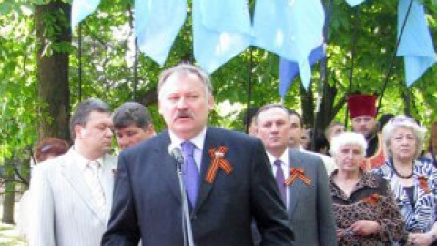 Константин Затулин (в центре) на открытии памятника.