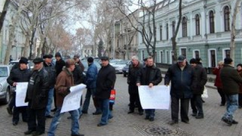 Протестующие ходят по пешеходному переходу, не нарушая законодательство.