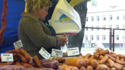 Каждый продавец должен выставить на своем шатре флажок или другую символику Мельника.