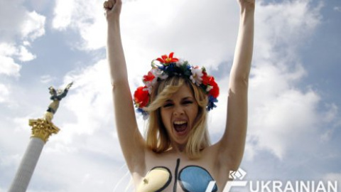 FEMEN представило свой логотип на обнаженной груди