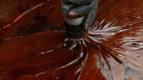 Сбор нефти вакуумным способом в заливе Баратория у побережья Луизианы.