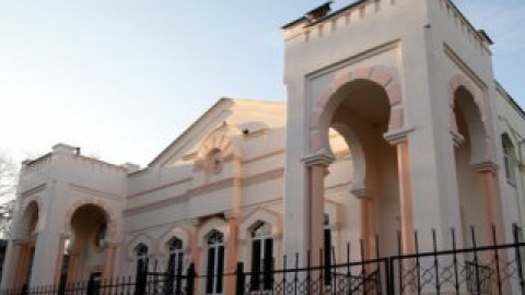 Огнем была повреждена железобетонная балка у входа в синагогу.