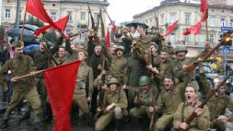 Члены Клуба военно-исторической реконструкции в роли советских солдат.