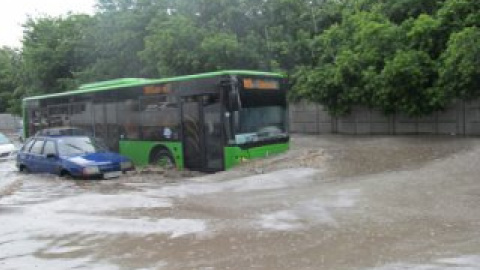 В результате ливня движение было затруднено особенно в центре Харькова.