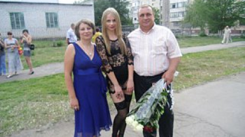 В откровенном наряде девушка пришла в сопровождении родителей.