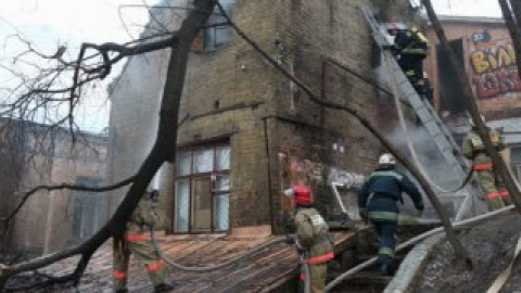 Спасатели ГосЧС ликвидировали пожар в нежилом заброшенном доме.