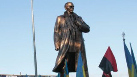 На строительство памятника было собрано 92 тыс. гривен.
