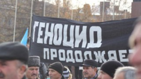 Участники митинга держали транспаранты с лозунгами "Геноцид продолжается".