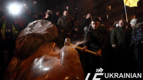 Снос памятника Ленину на бульваре Шевченко в Киеве