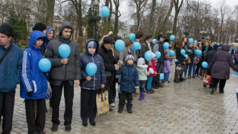 Кияни вдягнулись у блакитне заради підтримки дітей-аутистів