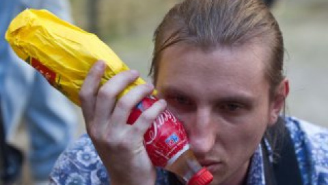 Охранник Тимошенко ударил фотокора в лицо и прижал к стенке.