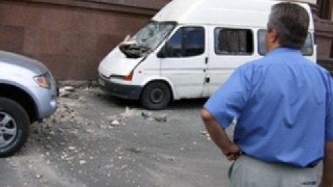 Жертвой обрушения едва не стала женщина с ребенком.