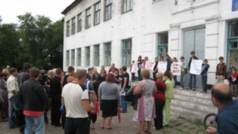 Родители требуют не ликвидировать школу.