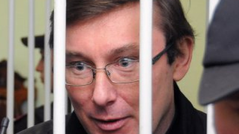 Луценко находится под арестом с конца 2010 года.