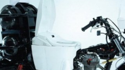 Работает мотоцикл исключительно на человеческих фекалиях и газах.