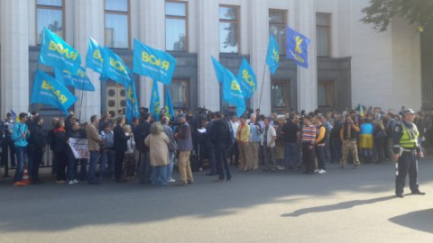 Під Радою більше як 200 активістів вимагають прийняти закон про люстрацію