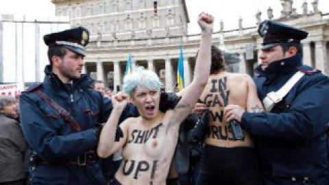 Девушки с выкриками "Shut up!" разделись на площади перед собором Святого Петра в Ватикане. Фото: пресс-служба Femen