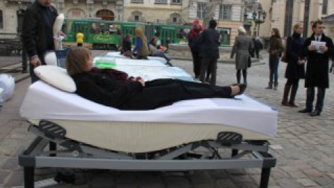 20 березня було встановлено кілька ліжок з матрацами. Фото: Василь Трухан