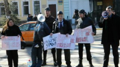 Возмущенные жители города устроили пикет под зданием Центрального РОВД, а позже переместились под прокуратуру Николаевской области.