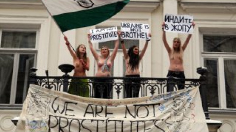 Femen требует от индийской власти принести официальные извинения женщинам Украины, России, Казахстана, Кыргызстана.
