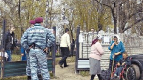 Кладбищенские ворота охраняют бойцы "Беркута".