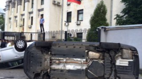 Протестующие перевернули все автомобили сотрудников посольства России