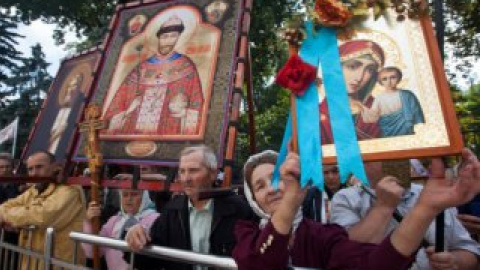 В руках у протестующих не только плакаты, но и кресты с иконами.