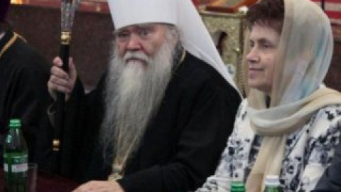 Янукович сама вручила будущим священникам дипломы. Фото пресс-службы Луганской ОГА