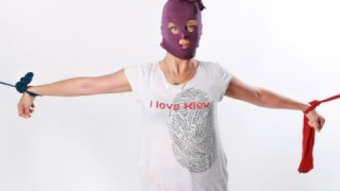 Украинки поддержали Pussy Riot фотосессией.