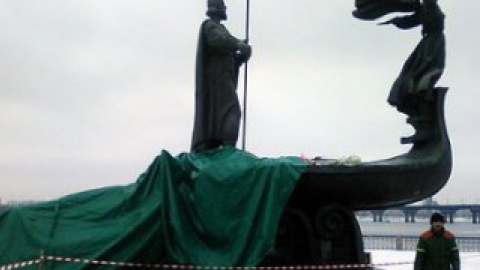 В столице обвалился памятник основателям Киева