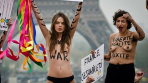 В Париже активистки Femen провели акцию "Аллах создал меня голой!" (фото)