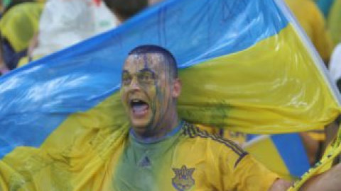 Украинские фанаты болеют за сборную, несмотря на непогоду.