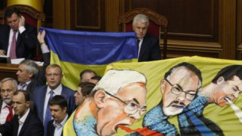 Оппозиция заблокировала трибуну.