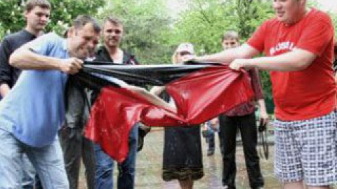 Осквернение красно-черного флага.