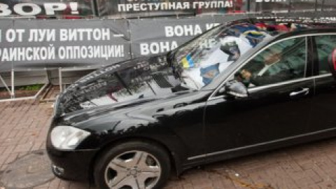 Инцидент произошел, когда автомобиль с Ющенко выезжал с заднего двора Печерского районного суда Киева.