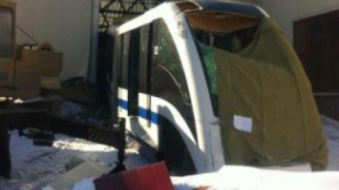 Поезд пробил металлическую стену ангара и вылетел на улицу. Фото Ильи Кардаила