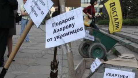 На акцию горожане вышли с плакатами: "Запорожцы против лжереформ: пенсионной, трудовой, налоговой и жилищной".