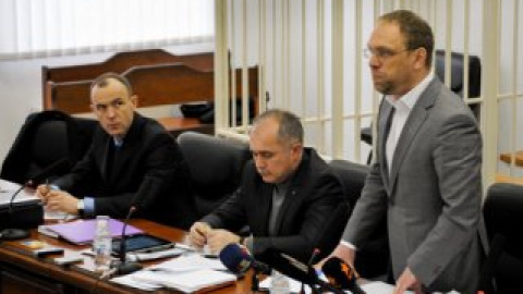 Cуд принял решение провести допрос без экс-премьера.